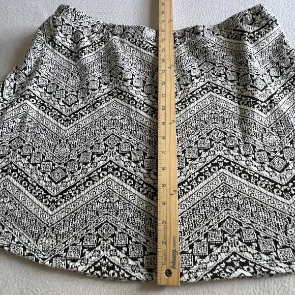Skirt XL Black White Chevron Mini Bohemian Festival No Boundaries Skater Indie - Picture 4 of 8